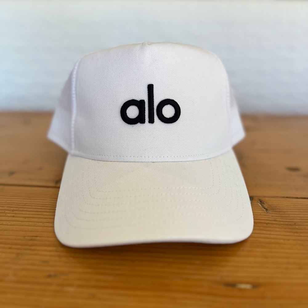 Alo Yoga District Trucker Hat - white